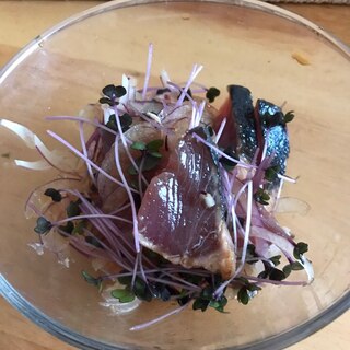 紫キャベツスプラウトと紫玉ねぎの鰹サラダ